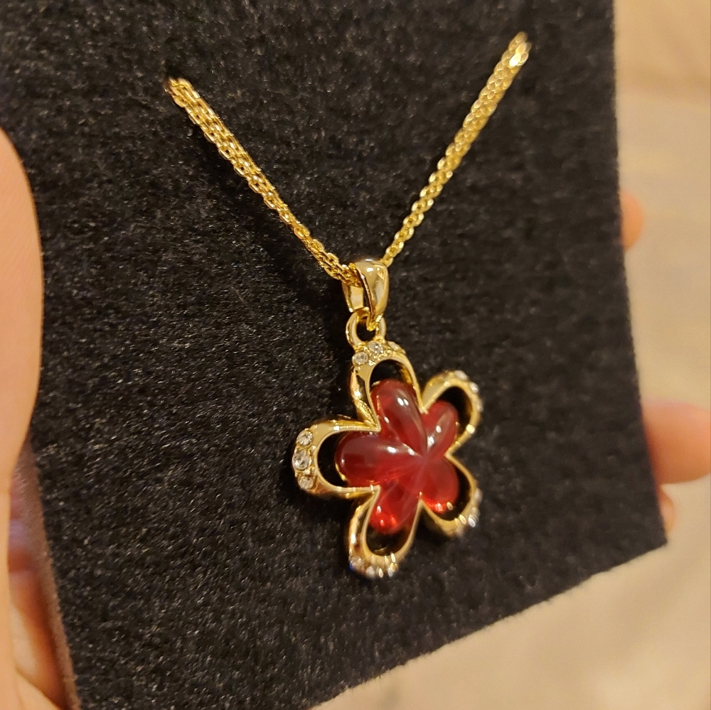 Red golden Yanbal necklace